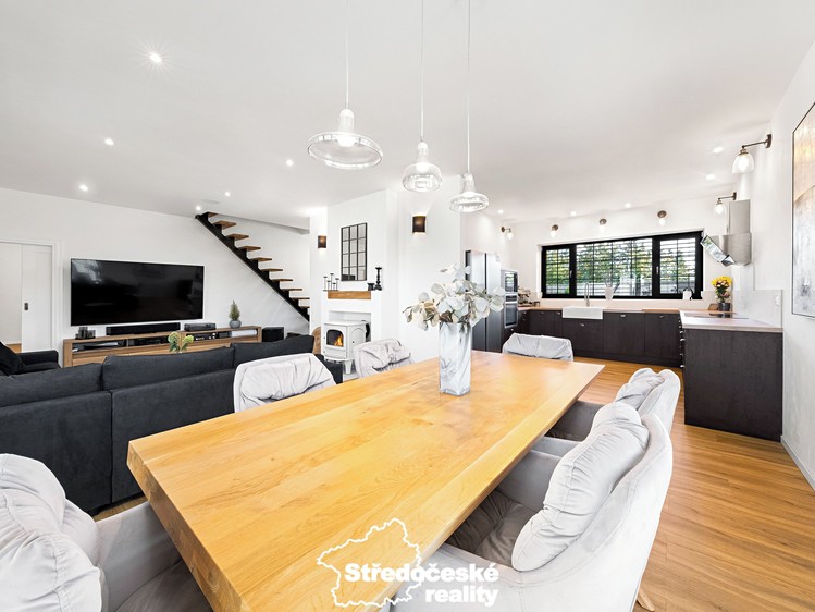 Prodej rodinného domu 240 m², pozemek 784 m² - foto 2