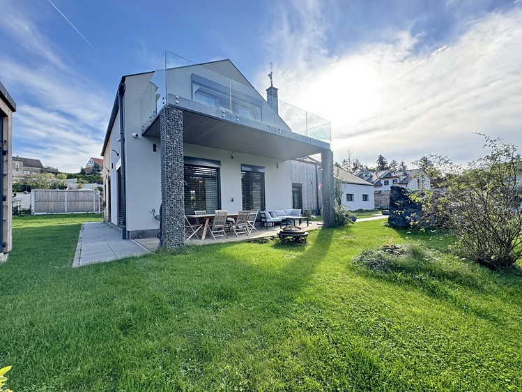 Prodej rodinného domu 411 m², pozemek 948 m² - foto 1