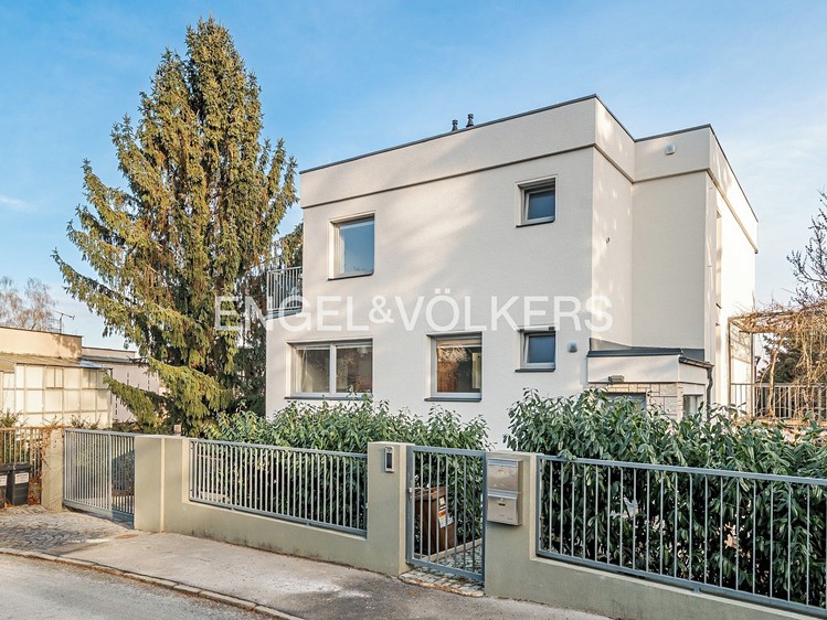 Prodej vily 318 m², pozemek 747 m² - foto 1