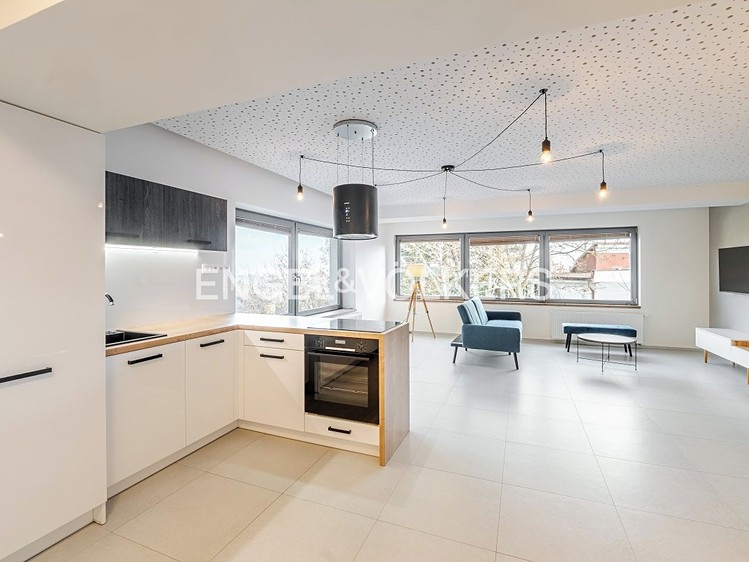 Prodej vily 318 m², pozemek 747 m² - foto 2