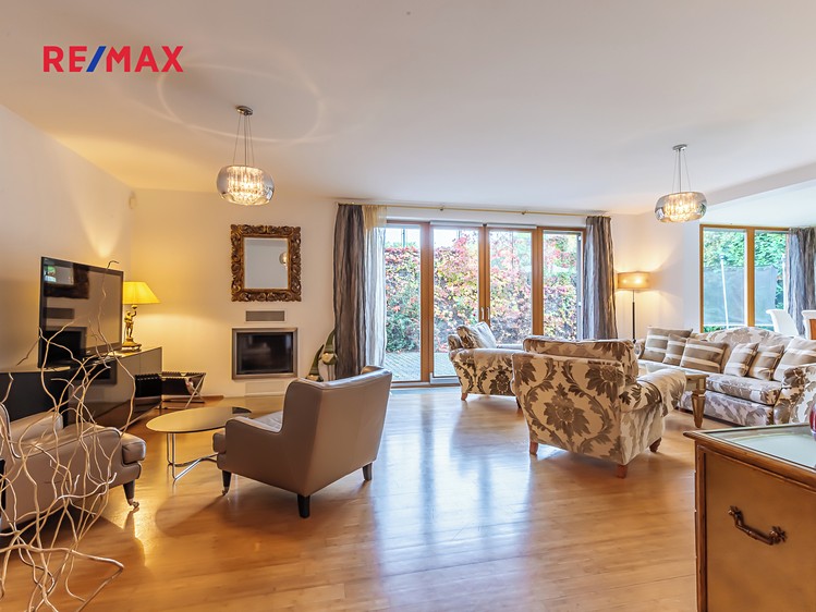 Prodej rodinného domu 306 m², pozemek 418 m² - foto 8