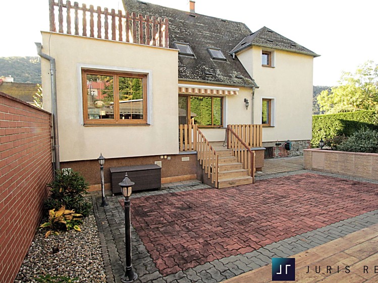 Prodej rodinného domu 281 m², pozemek 436 m² - foto 1