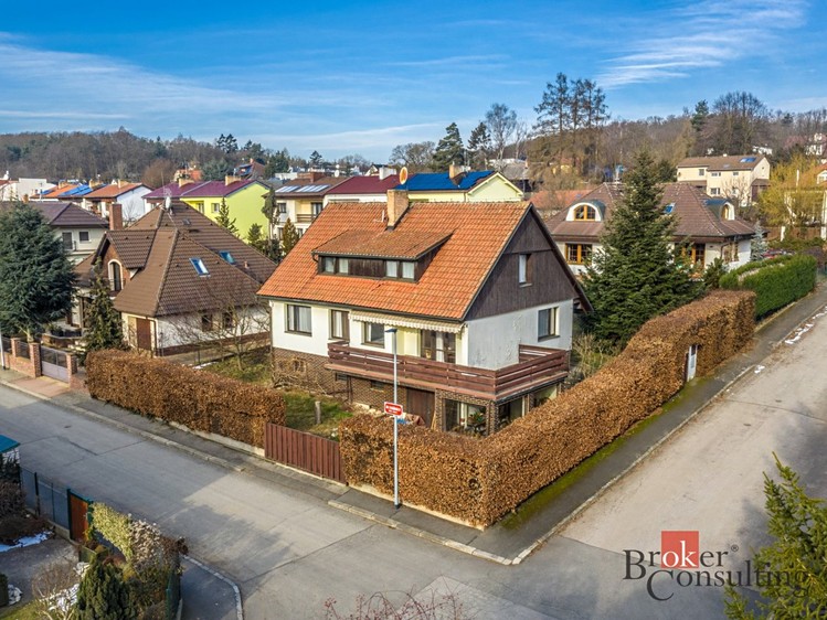 Prodej rodinného domu 210 m², pozemek 609 m² - foto 1