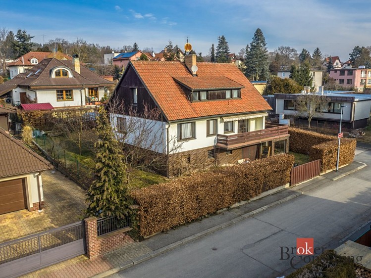 Prodej rodinného domu 210 m², pozemek 609 m² - foto 2