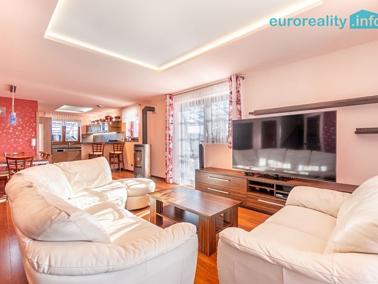 Prodej rodinného domu 270 m², pozemek 2 175 m² - foto 2