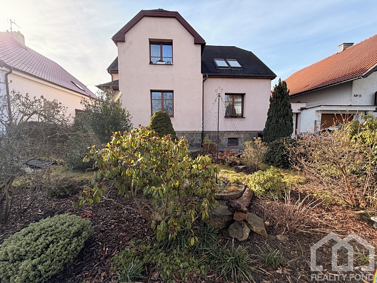 Prodej rodinného domu 234 m², pozemek 649 m² - foto 1