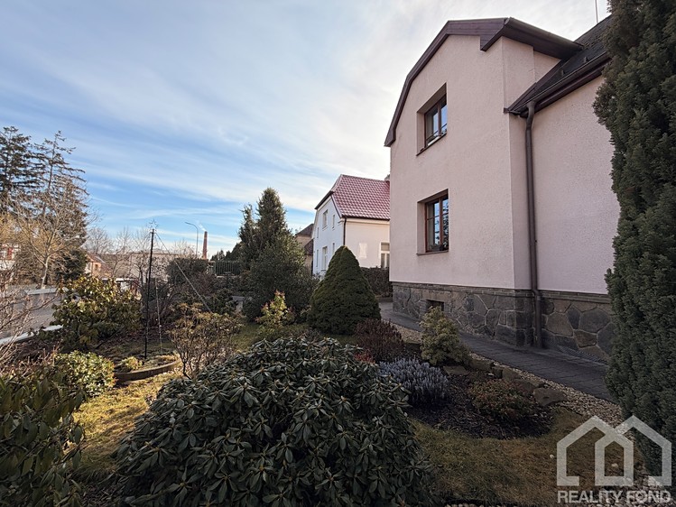 Prodej rodinného domu 234 m², pozemek 649 m² - foto 2