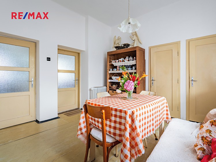 Prodej rodinného domu 220 m², pozemek 993 m² - foto 4