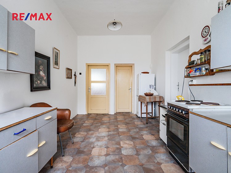 Prodej rodinného domu 220 m², pozemek 993 m² - foto 6
