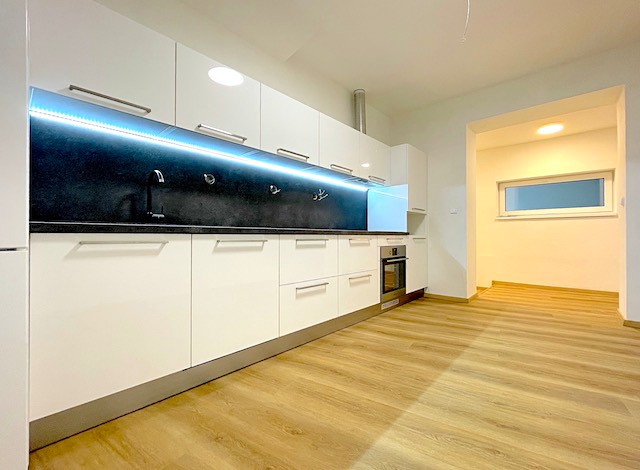 Pronájem bytu 2+1 70 m² (Jednopodlažní) - foto 1