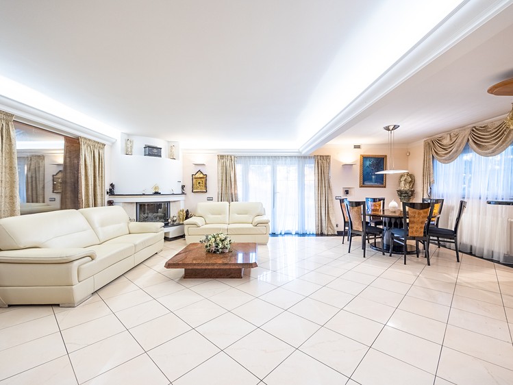 Prodej rodinného domu 358 m², pozemek 1 255 m² - foto 1