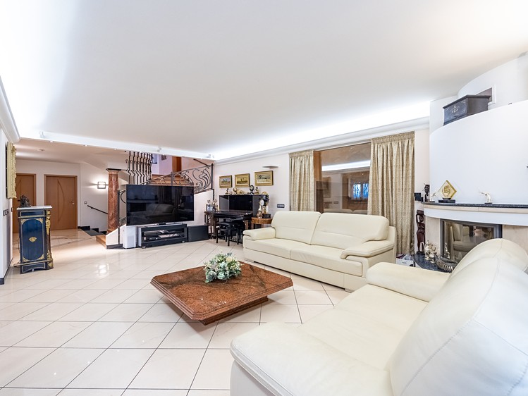 Prodej rodinného domu 358 m², pozemek 1 255 m² - foto 2