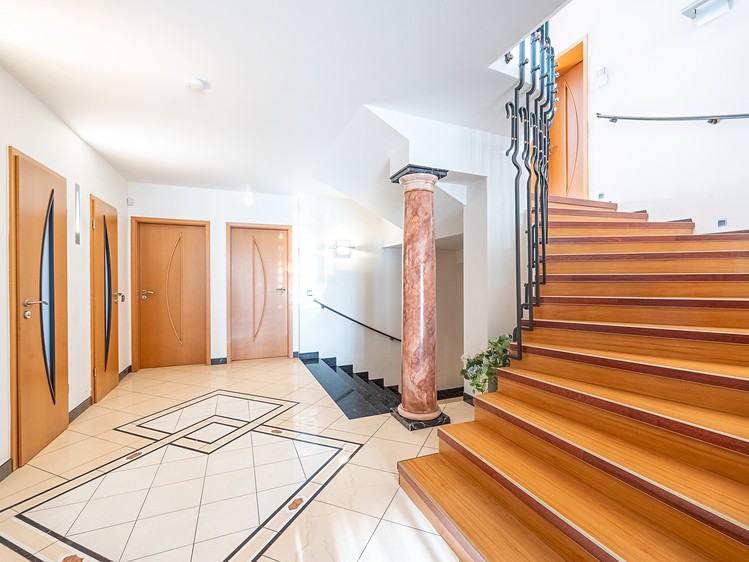 Prodej rodinného domu 358 m², pozemek 1 255 m² - foto 3