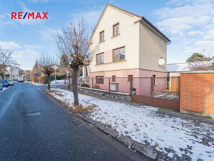 Prodej rodinného domu 180 m², pozemek 296 m² - foto 2
