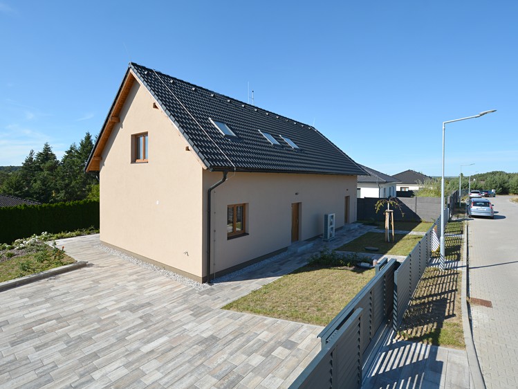 Prodej rodinného domu 207 m², pozemek 1 001 m² - foto 1