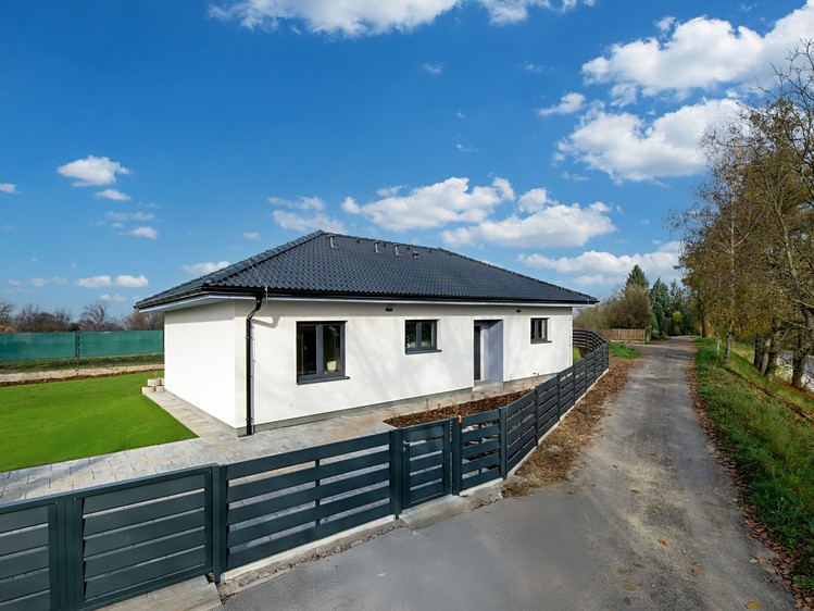 Prodej rodinného domu 106 m², pozemek 669 m² - foto 2
