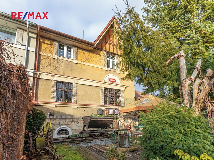 Prodej vily 210 m², pozemek 885 m² - foto 1
