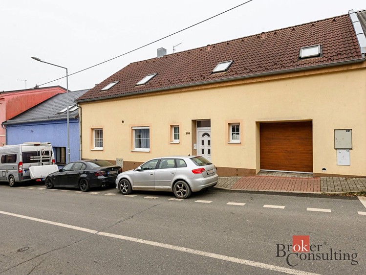 Prodej rodinného domu 250 m², pozemek 437 m² - foto 1