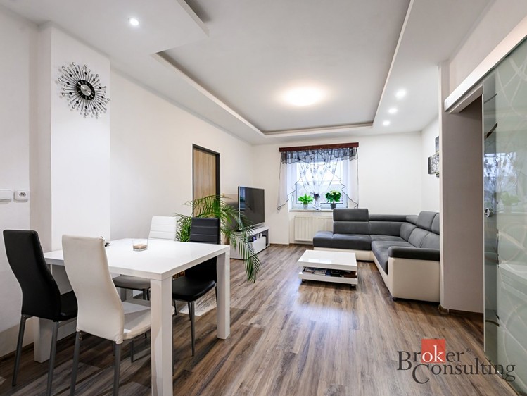 Prodej rodinného domu 250 m², pozemek 437 m² - foto 2