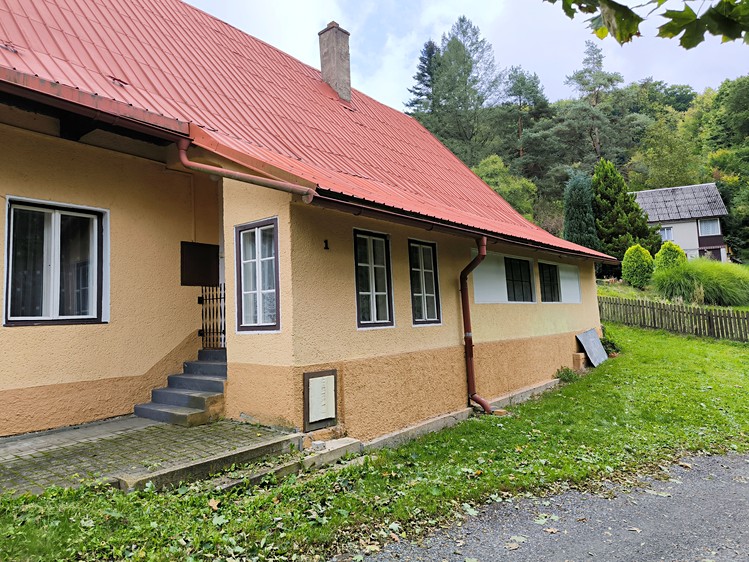 Prodej rodinného domu 219 m², pozemek 1 523 m² - foto 2