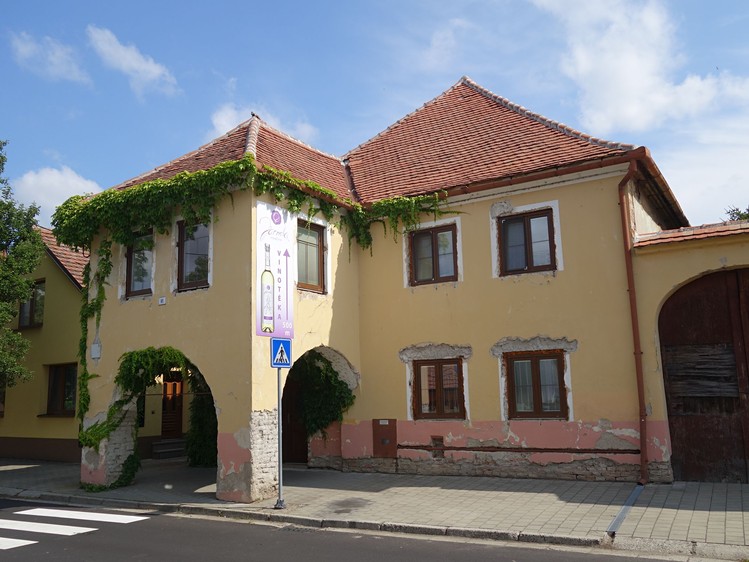 Prodej rodinného domu 300 m², pozemek 902 m² - foto 1