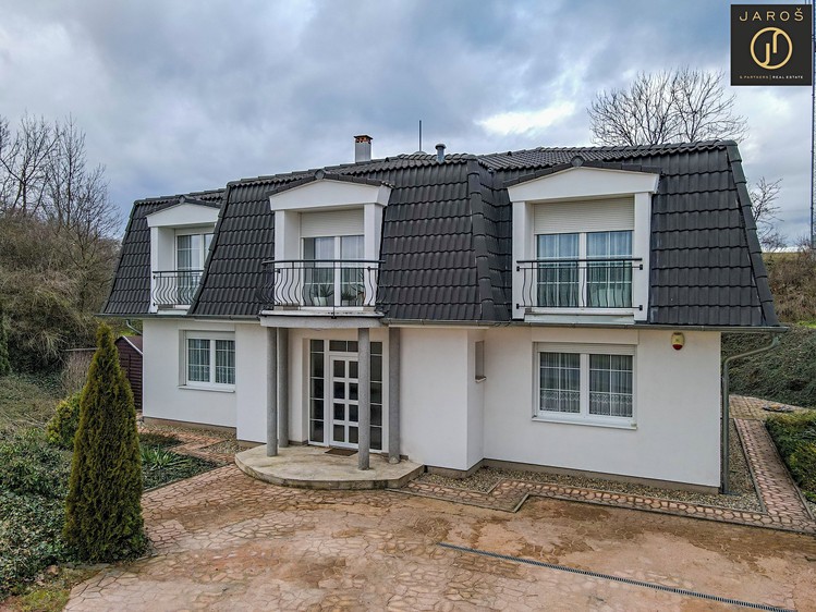 Prodej rodinného domu 305 m², pozemek 3 711 m² - foto 1