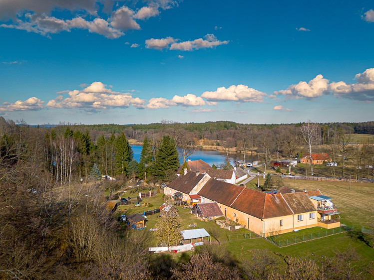 Prodej zemědělské usedlosti 293 m², pozemek 30 038 m² - foto 1