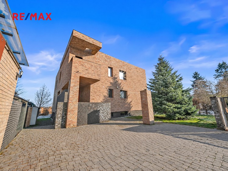 Prodej vily 330 m², pozemek 901 m² - foto 1
