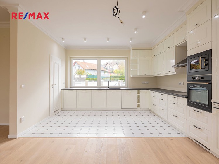 Prodej rodinného domu 167 m², pozemek 1 155 m² - foto 2