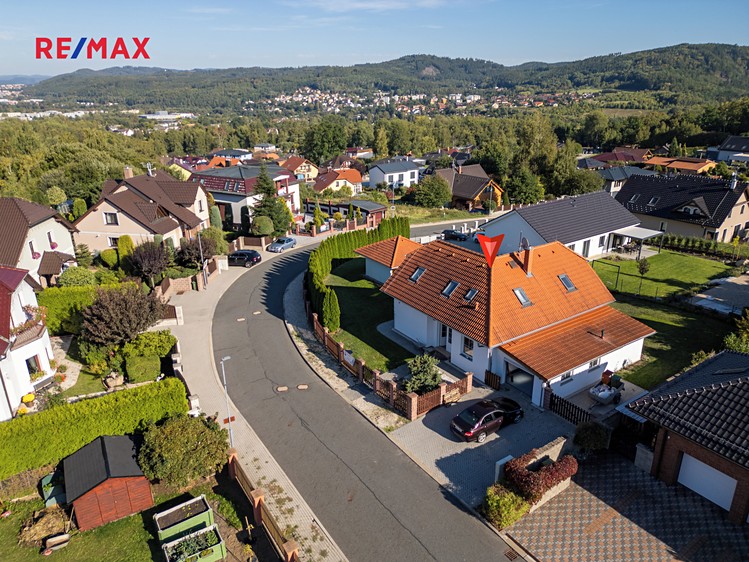 Prodej rodinného domu 210 m², pozemek 903 m² - foto 1