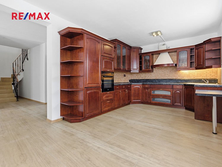 Prodej rodinného domu 210 m², pozemek 903 m² - foto 2