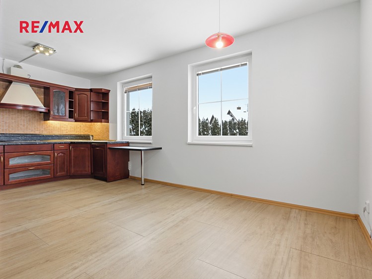 Prodej rodinného domu 210 m², pozemek 903 m² - foto 3