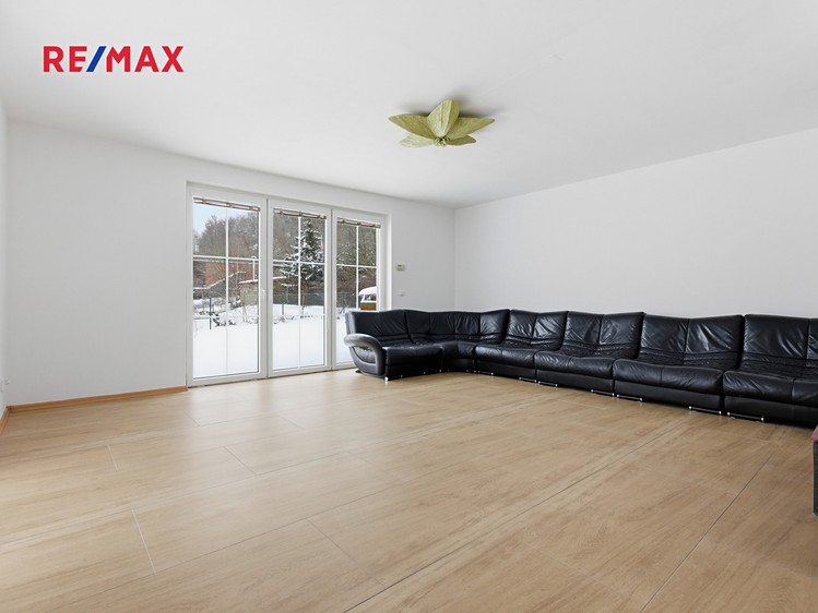 Prodej rodinného domu 210 m², pozemek 903 m² - foto 4