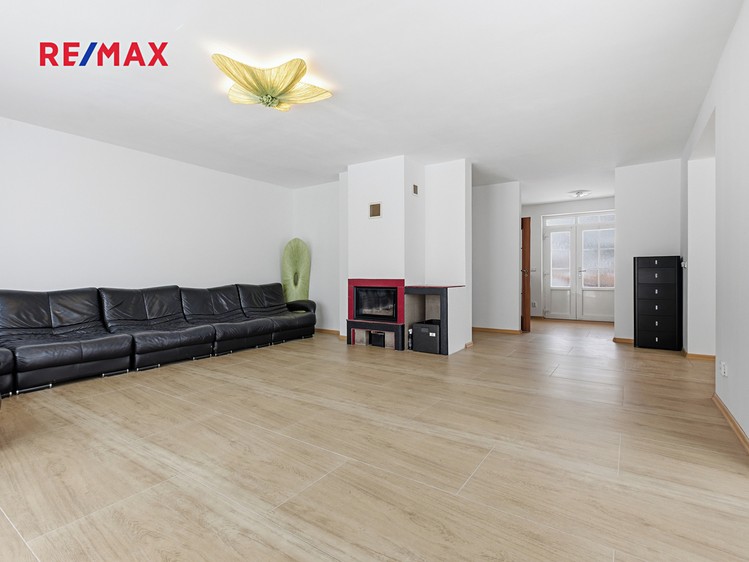 Prodej rodinného domu 210 m², pozemek 903 m² - foto 6