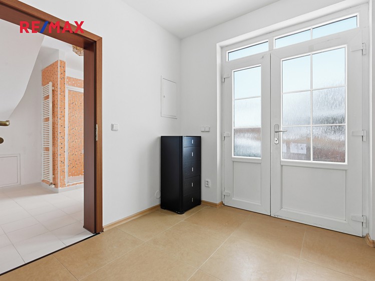 Prodej rodinného domu 210 m², pozemek 903 m² - foto 7