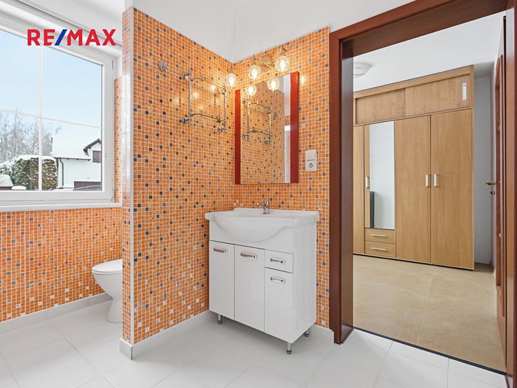Prodej rodinného domu 210 m², pozemek 903 m² - foto 8