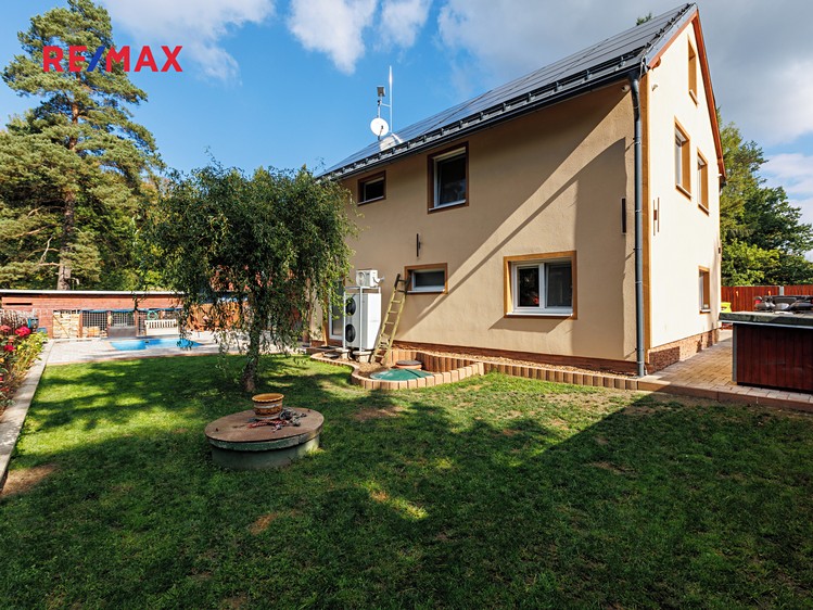 Prodej rodinného domu 245 m², pozemek 629 m² - foto 2