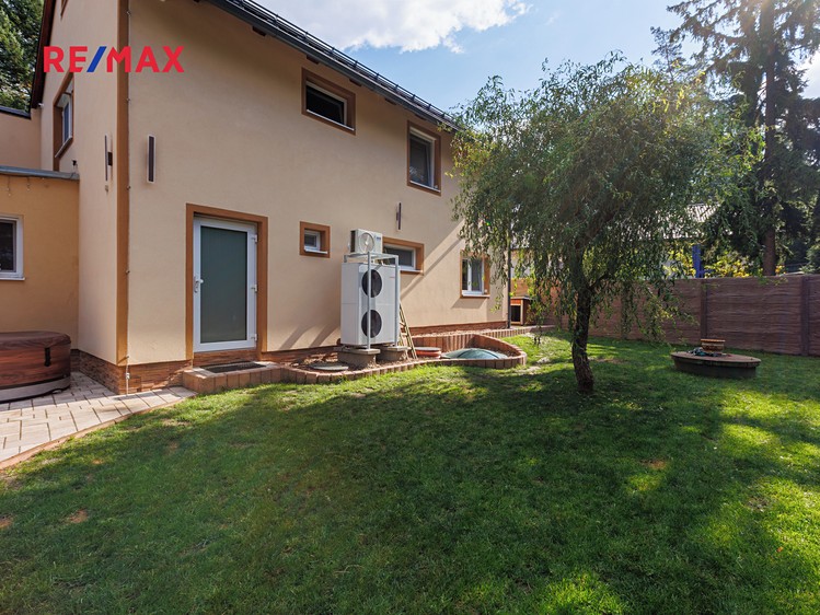 Prodej rodinného domu 245 m², pozemek 629 m² - foto 3