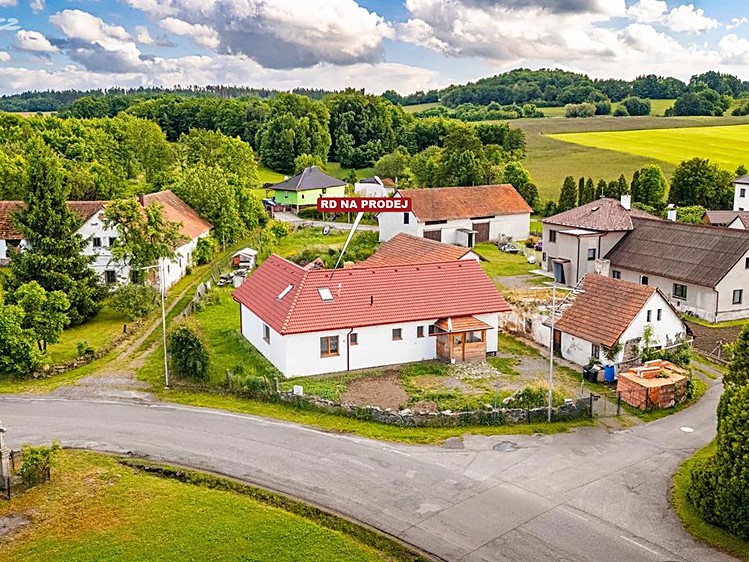 Prodej rodinného domu 121 m², pozemek 966 m² - foto 1