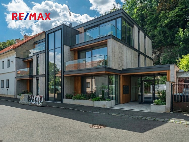 Prodej rodinného domu 195 m², pozemek 266 m² - foto 1