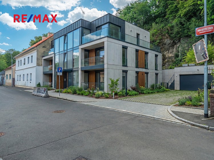 Prodej rodinného domu 195 m², pozemek 266 m² - foto 2