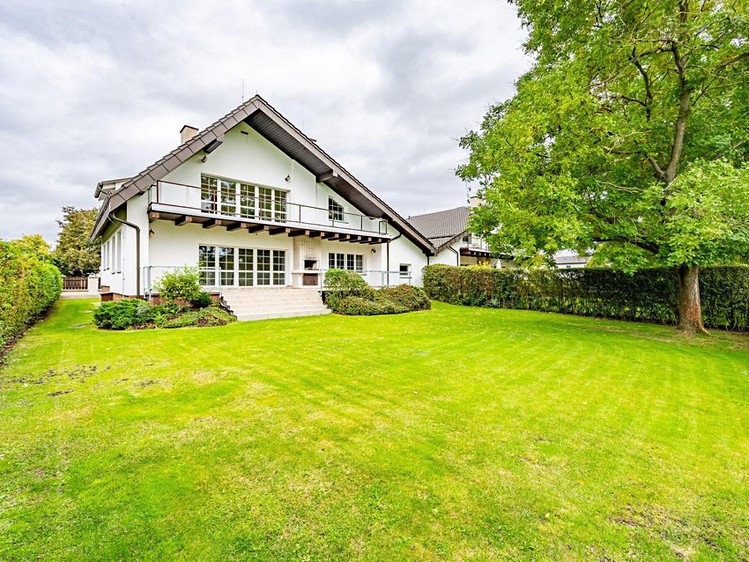 Pronájem rodinného domu 350 m², pozemek 950 m² - foto 1