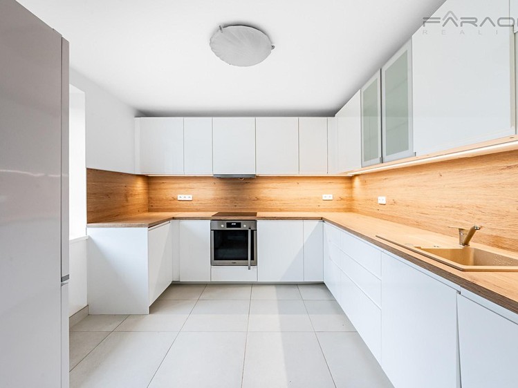Pronájem rodinného domu 350 m², pozemek 950 m² - foto 5