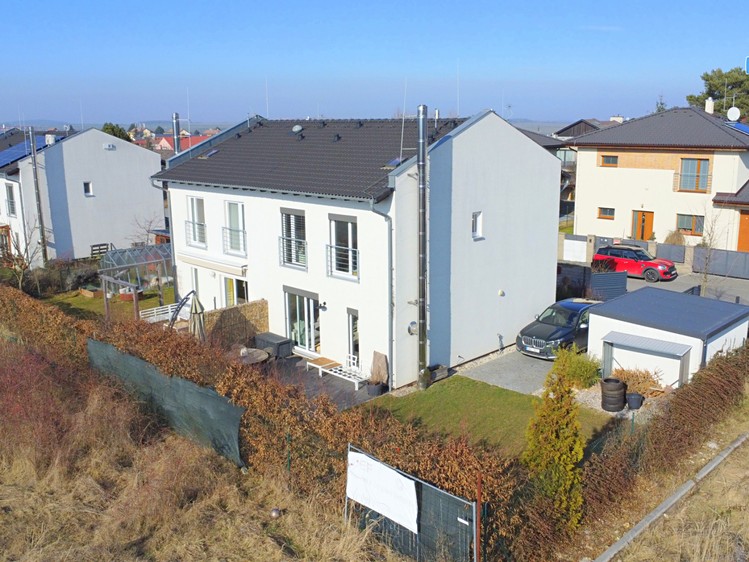 Pronájem rodinného domu 94 m², pozemek 300 m² - foto 1