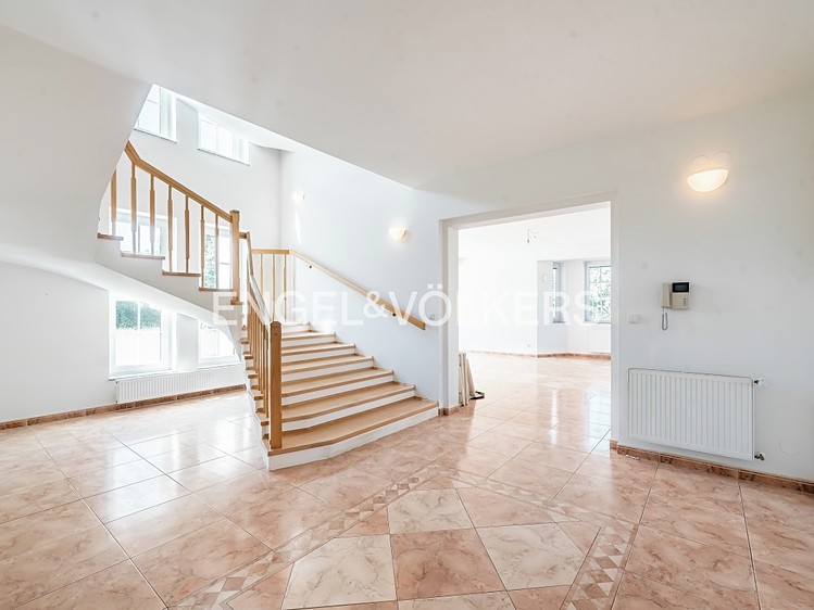 Pronájem vily 610 m², pozemek 747 m² - foto 2