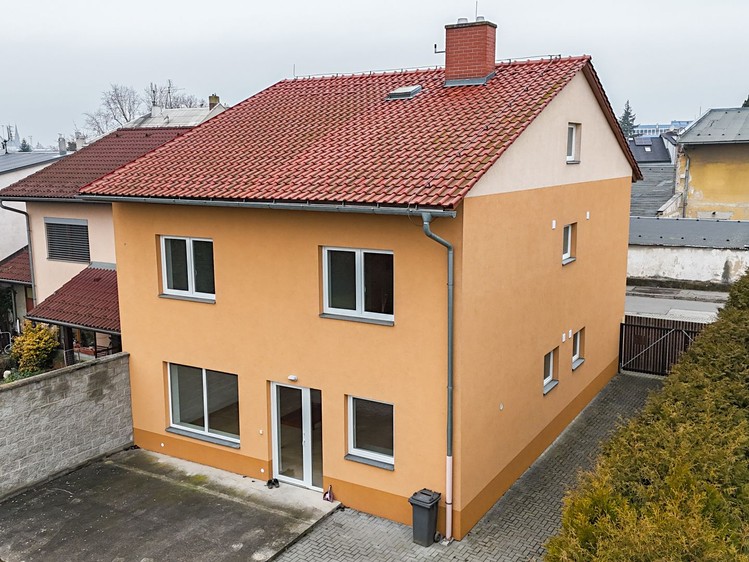 Pronájem rodinného domu 150 m², pozemek 1 077 m² - foto 1