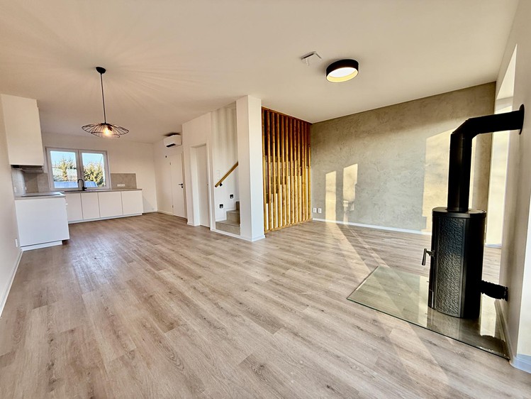 Pronájem rodinného domu 100 m², pozemek 100 m² - foto 1