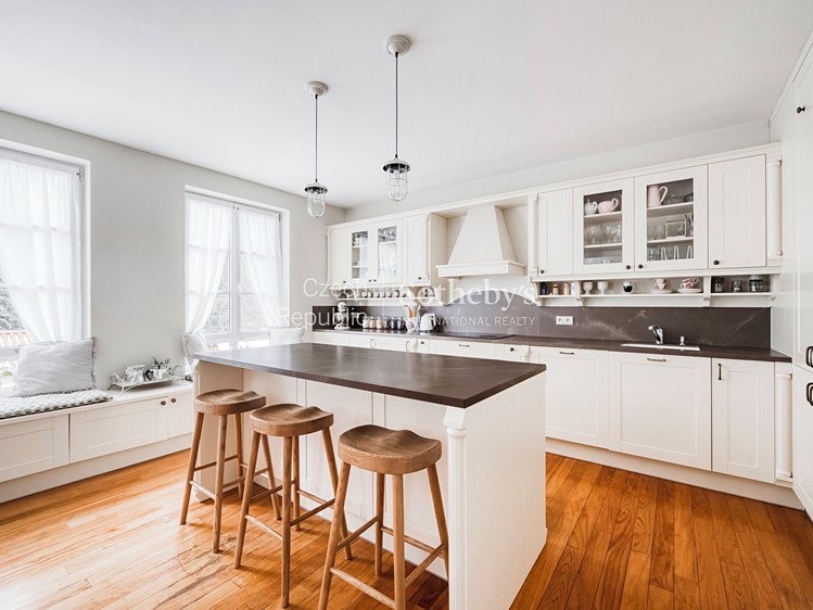 Pronájem  rodinného domu 350 m², pozemek 700 m² - foto 5
