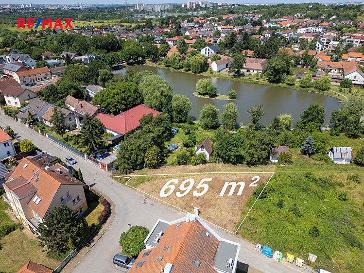 Prodej stavebního pozemku 695 m² - foto 1