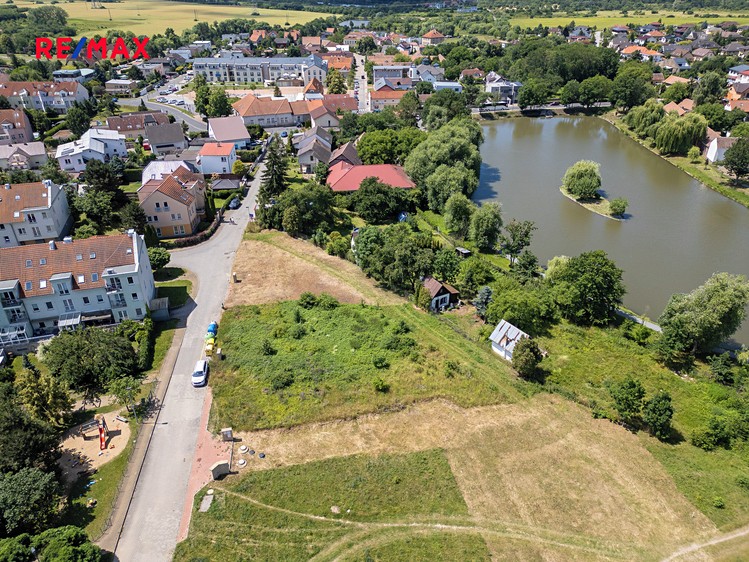 Prodej stavebního pozemku 695 m² - foto 2